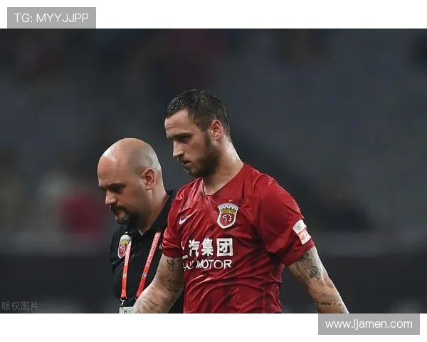 广岛三箭与东京队激战正酣比分悬念持续引发球迷热议 广岛三箭与东京队激战正酣比分悬念持续引发球迷热议